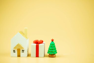 Hediye kutusu ve ahşap eviyle minyatür Noel ağacı