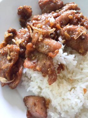 Buharda pilav ve sarımsaklı kızarmış domuz eti, Tayland yemeği..