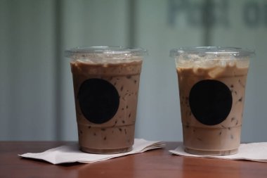 Buzlu kahve ve buzlu espresso getir. 