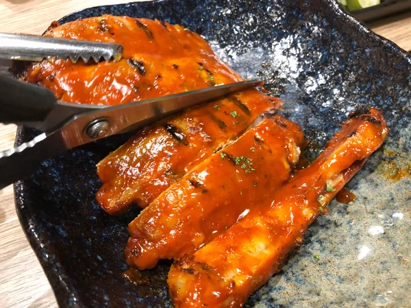 Шеф-повар вырезал жареные и копченые ребрышки с соусом барбекю — стоковое фото