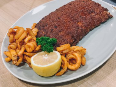 Izgara domuz kaburgası ve baharatlı bbq sosu yanında patates kızartması..