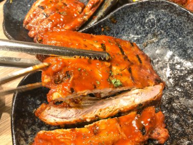 Şef barbekü soslu ızgara ve füme pirzola yaptı.