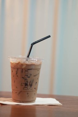 Ahşap masada buzlu espresso. 