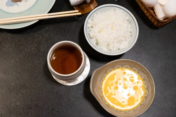 Vista superior do ingrediente de ovo cru para cozinhar suki no restaurante japonês . — Fotografia de Stock