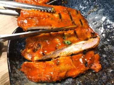 Şef barbekü soslu ızgara ve füme pirzola yaptı.