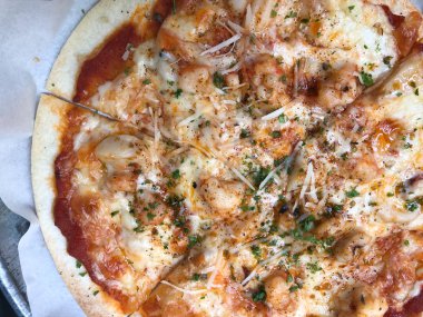 İnce ve çıtır pizzaya yaklaş.