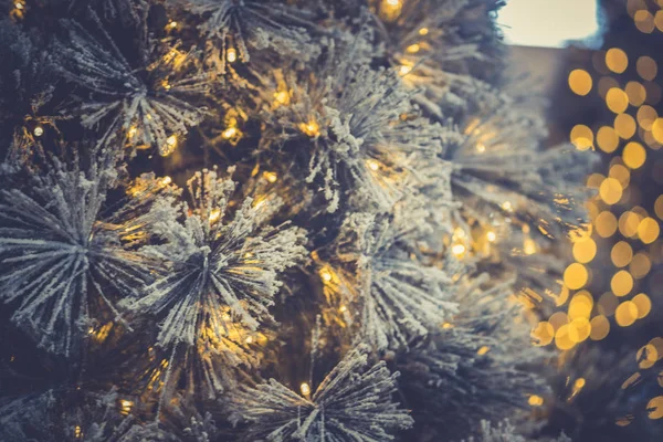Kerstboomverlichting en sneeuw close-up — Stockfoto
