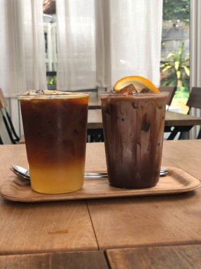 Soğuk kahve, portakal suyu ve bardakta soğuk çikolata.