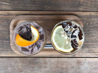 Soğuk kahve, portakal suyu ve bardakta soğuk çikolata.