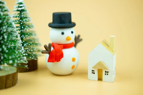 Miniatuur houten huis en leuke sneeuwpop — Stockfoto