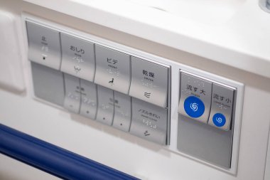 Japonya 'da tuvaletin hijyenik ve yüksek teknolojili otomatik sifon tuvaletinin kontrol paneli.