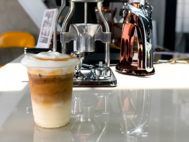 Bardakta süt ile karıştırılmış buzlu kahve.