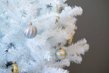 Noel ağacında süslenmiş gümüş renkli top