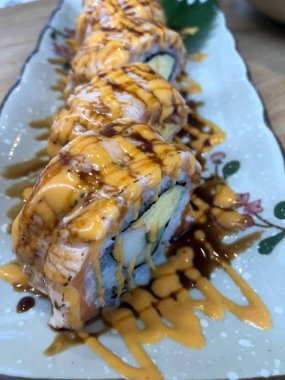 Alevli ızgara somon suşisi.