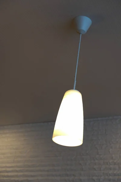 Bílé lampy v kavárně — Stock fotografie