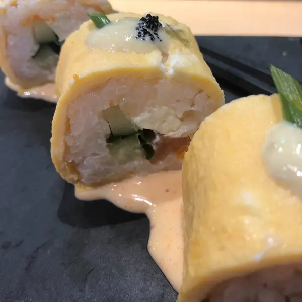 Salmon egg roll on black slate — 스톡 사진