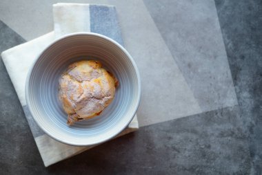 Pudra şekerli kremalı kek.