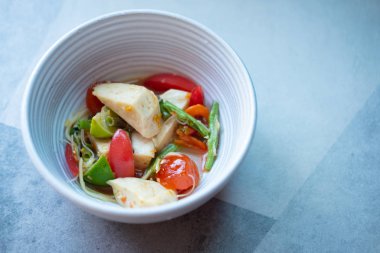 Tay salatası Vietnam sosisi ve tuzlu yumurta kasesi.