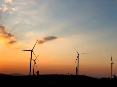 Khao Kho Phetchabun bölgesindeki rüzgar türbini çiftliği.