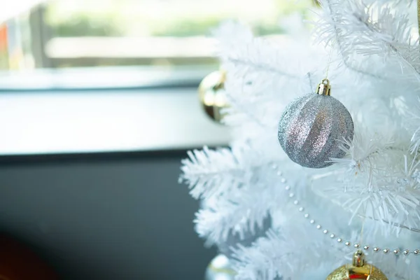 Noel ağacında süslenmiş gümüş renkli top — Stok fotoğraf