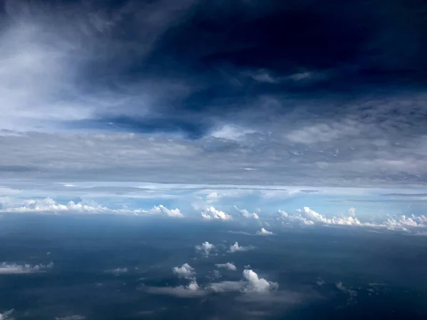 O vasto céu azul e nuvens céu — Fotografia de Stock