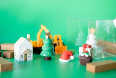 Oyuncak yükleyicili Noel süsleri taşınmaya hazır. Sezon sonu kavramı