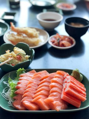 Yengeç çubuğu ve somon balığı seti.