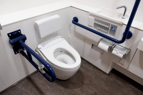 Moderní high-tech WC s hygienickou a špičkovou technologií WC mísy, automatické splachovací WC a pro podporu osob se zdravotním postižením nebo seniorů — Stock fotografie