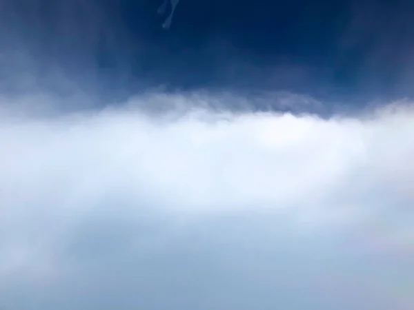 Légi felvétel a köd felett vagy fehér felhők — Stock Fotó