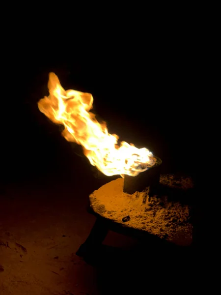 Огненные факелы на пляже — стоковое фото