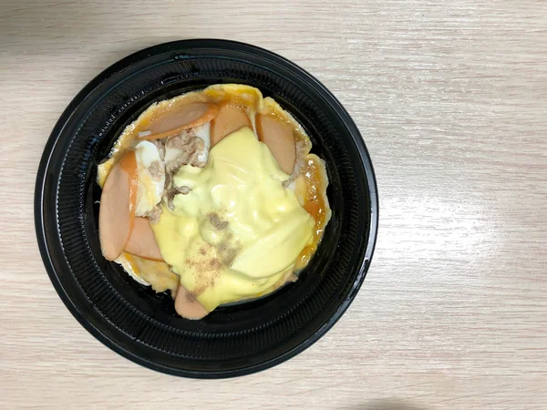 Omelete cremoso com cachorro-quente, queijo e carne de porco picada no arroz superior — Fotografia de Stock