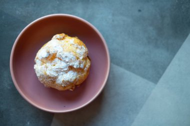 Ev yapımı kremalı pasta.