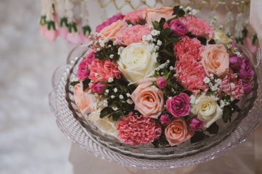 Düğün töreninde süslemek için gül buketi