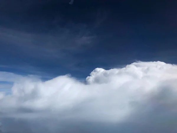 Аэрофотоснимок над туманом или белыми облаками — стоковое фото