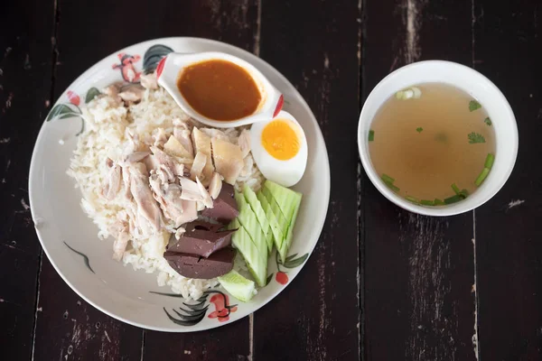 Traditional Hainanese chicken rice in Thai style — Stock Photo, Image