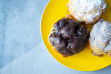Çikolata kaplı kremalı pasta. 