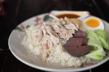Geleneksel Hainanese tavuğu pilavı Tayland usulü.