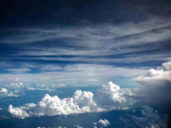 Luftaufnahme Weiße Wolken am blauen Himmel — Stockfoto
