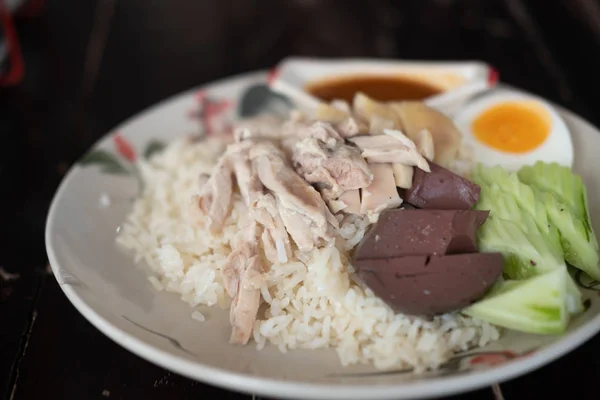 Geleneksel Hainanese tavuğu pilavı Tayland usulü. — Stok fotoğraf