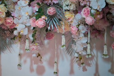 Düğün sahnesi için sallanan güzel çiçekler.