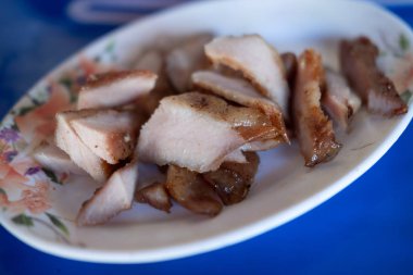 Kömür kaynatılmış domuz buğulama domuz eti.