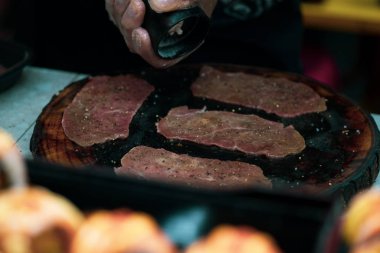 Şef bir dilim wagyu bifteği pişiriyor.