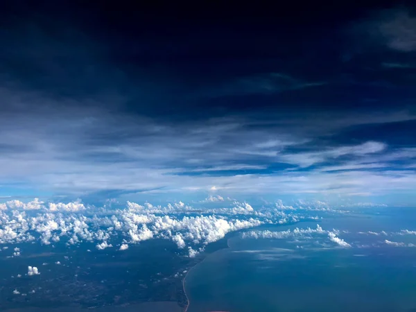 Вид с воздуха Белые облака в голубом небе — стоковое фото