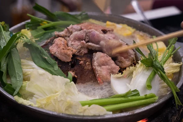 Cozinha tailandesa churrasqueira buffet de carne de porco na panela quente — Fotografia de Stock
