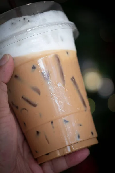 Un verre de cappuccino glacé à la main — Photo