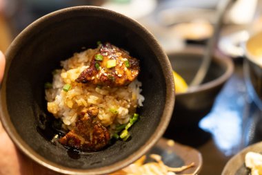 Lezzetli taze dilimlenmiş kaz ciğeri pilavı.. 