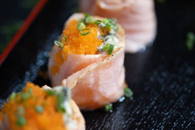 Somon rulosunu kapat. Japon yemek tarzı..