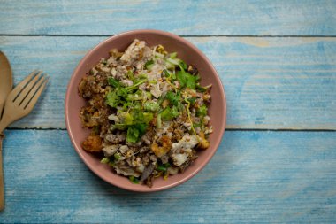 Tayland baharatlı kurutulmuş pirinç eriştesi, domuz eti ve sebzeli.