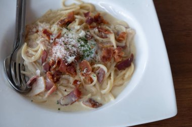 Pastırmalı ve jambonlu spagetti.