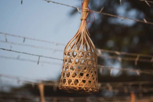 Cesta de bambú redonda de mimbre colgando — Foto de Stock